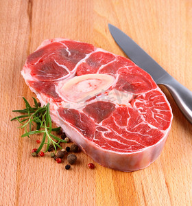 煎牛肉摄影照片_新鲜牛肉小腿肉水煎剂对木材的背景