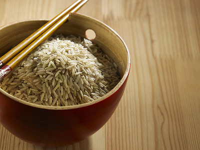 糙米饭的碗里
