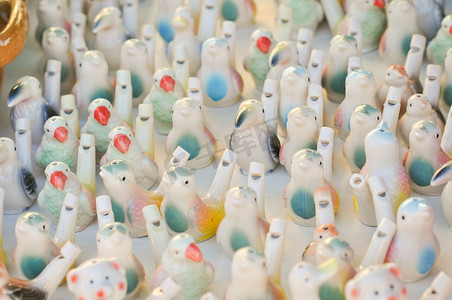 口哨在陶瓷陶器公平在罗马尼亚鸟类的形状。彩色的传统陶瓷吹口哨