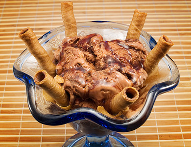 料理菜单摄影照片_在背景上的巧克力冰淇凌。,
