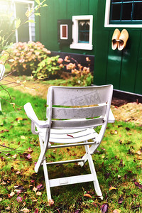 秋天的后院花园里的椅子上