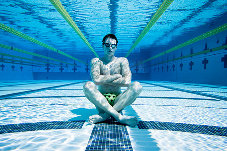 游泳运动员图片摄影照片_在水下游泳池中游泳的人