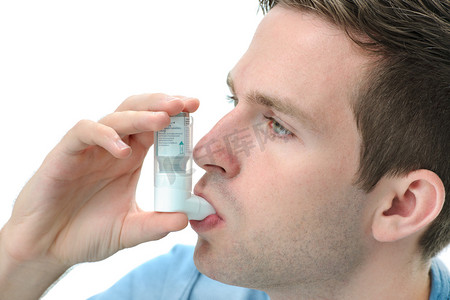 年轻人使用哮喘吸入器