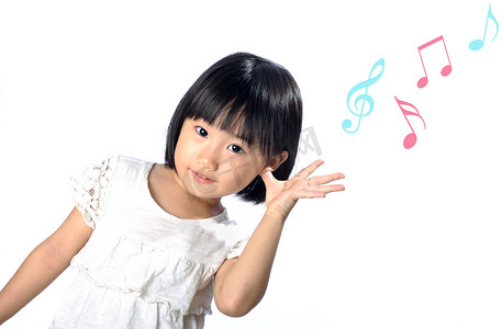 音乐中摄影照片_ 听音乐在自然中的小亚洲女孩