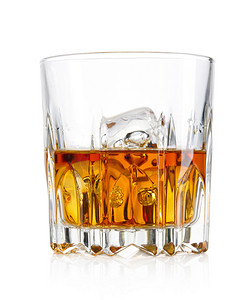 杯威士忌和孤立在白色背景上的冰