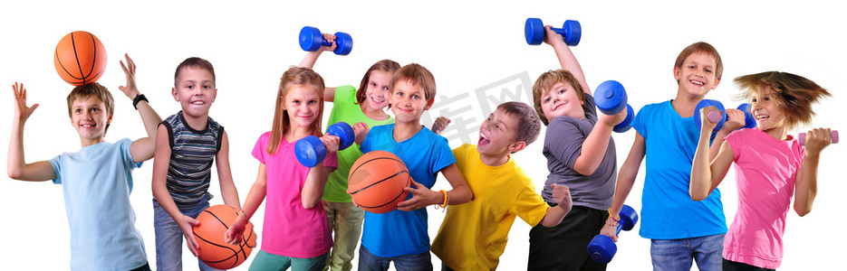 孩子篮球摄影照片_团队的嬉戏的孩子与哑铃和球的朋友