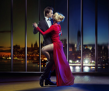 周年庆大促首页摄影照片_舞蹈在这座摩天大楼的夫妇