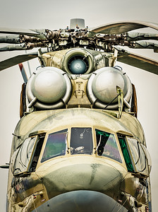 俄罗斯军用直升机的正面视图.