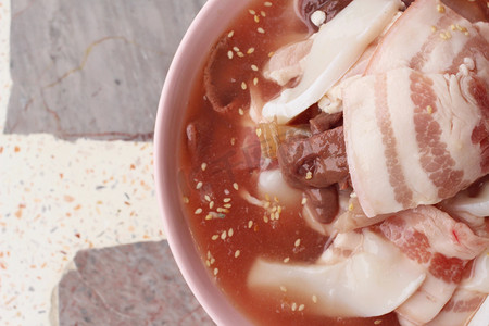 卤水粉肠摄影照片_卤水五花肉的寿喜烧-亚洲食品