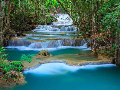 深林俯拍摄影照片_北碧府，泰国的深林瀑布