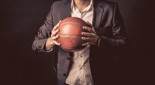活动上线摄影照片_成熟的商人拿着篮球球