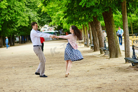 夫妇在巴黎卢森堡花园跳舞