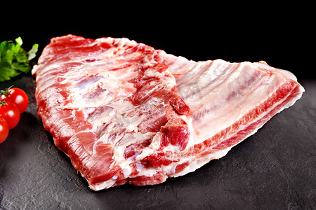 红色印章摄影照片_新鲜和原料肉。肋骨和猪肉排骨生，未切割准备烧烤和烧烤