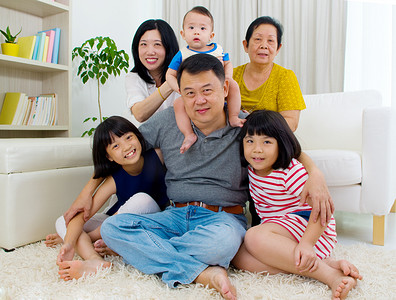 快乐的亚洲家庭