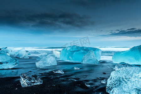 冰山摄影照片_黑沙滩上的冰山