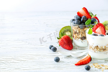 拉瑞摄影照片_Healthy breakfast with muesli in glass, fresh berries and yogurt