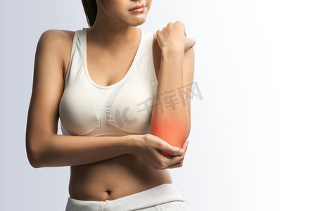 卫生保健、 健身和医药-疼痛在手肘，白色背景与剪切路径上的运动型女人