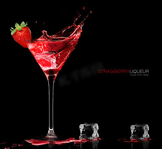 模板活动摄影照片_时尚的鸡尾酒杯，用草莓酒溅。模板