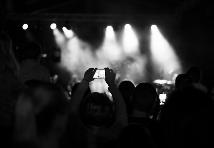 支持者摄影照片_音乐会上，黑色和白色，记录噪音的支持者