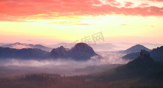 红云彩摄影照片_在山的红雾景观全景。梦幻般的梦幻日出洛矶山脉。有雾迷雾笼罩的山谷下面