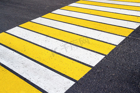 白色的斑马线摄影照片_斑马线与白色和黄色的线