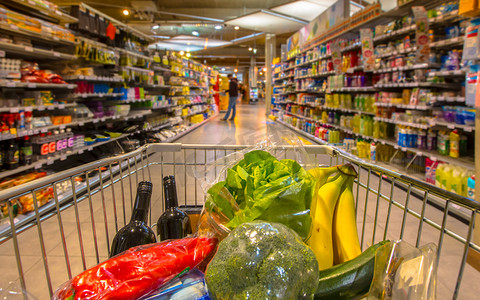 消费者购买产品摄影照片_超市购物车装满健康食品产品
