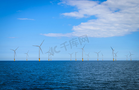 风电叶片摄影照片_在风电场下施工，英格兰的海上风电机组。