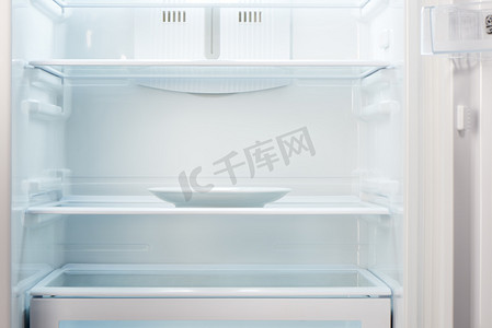 淘宝冰箱电器摄影照片_在打开空空如也的冰箱空白板