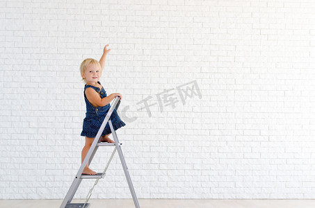 在梯子上的小女孩