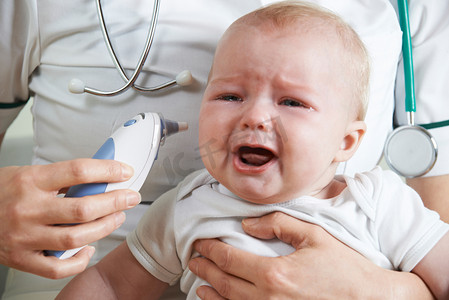 护士以哭宝宝的温度与数字温度计