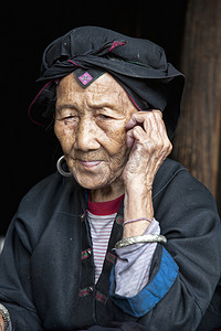 龙胜梯田摄影照片_美丽的 96 岁的老女人从 Hong 瑶族居住在大寨村龙龙胜梯田，龙脊的一部分。广西壮族自治区。桂林，中国