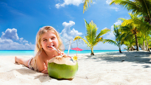 Girl摄影照片_Little Girl Drinking Coconut Cocktail On Tropical Beach