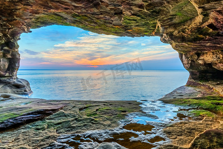 洞穴探险摄影照片_海洞穴日落