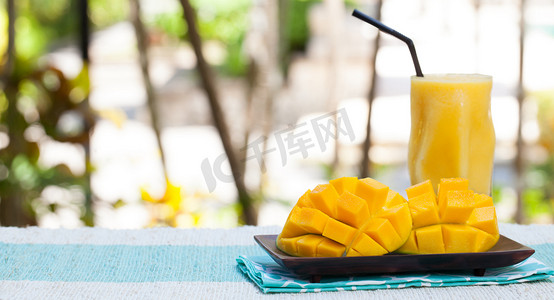 芒果真实摄影照片_新鲜的热带水果冰沙芒果汁