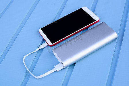 港口设备摄影照片_Powerbank 充电智能手机