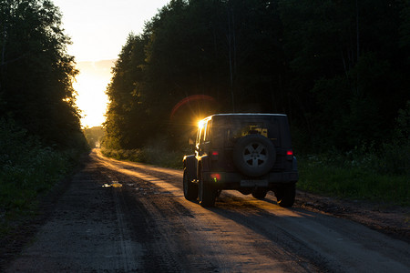 诺夫哥罗德州，俄罗斯，2015 年 8 月 3 日，在诺夫哥罗德地区，农村道路上 Jeep 牧马人 Jeep 牧马人是紧凑的四轮驱动关闭道路和运动多用途车