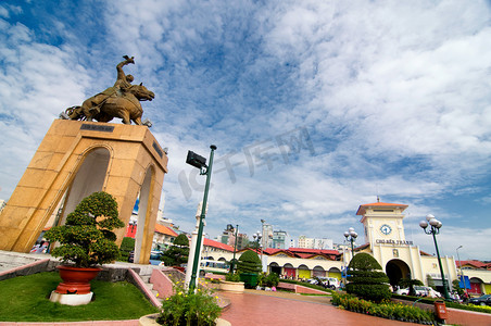 果德摄影照片_陈德良阮汉雕像位于果奇氏庄交通圈，在滨城市场之前，古代雕像在城市中心，越南存在 1975