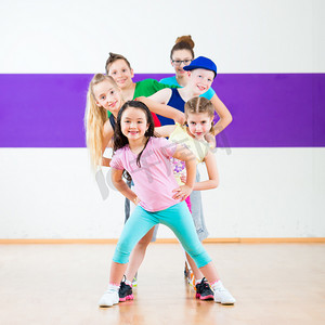 孩子们训练尊巴舞健身舞蹈学校 