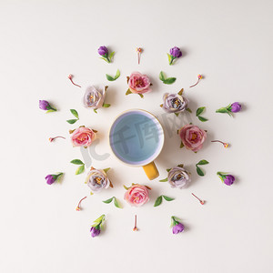 紫色创意花朵摄影照片_花框架里的茶杯