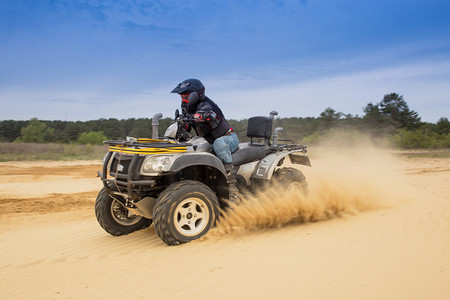 赛车 Atv 是沙子.