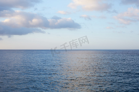 海洋空间摄影照片_地中海的蓝色，平静的海面与地平线在早晨