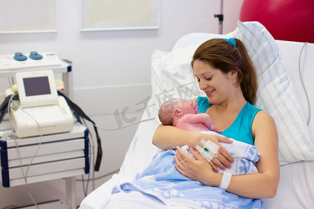 妇产科摄影照片_Young mother giving birth to a baby