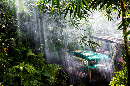 在热带丛林里-Suv 2013 年 3 月 7 日冒险汽车发烧友涉水洛基河使用改性的四轮汽车