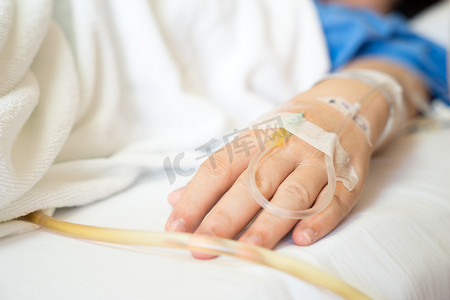 医院感染摄影照片_亚洲女病人在医院与生理盐水静脉注射的特写