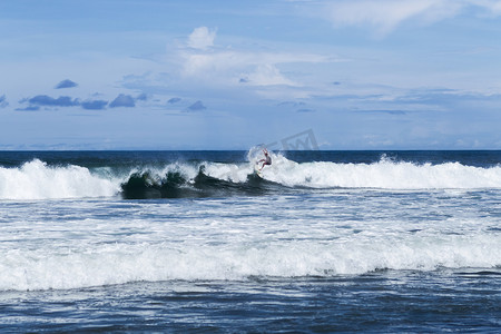 冲浪者在巴厘岛的波 