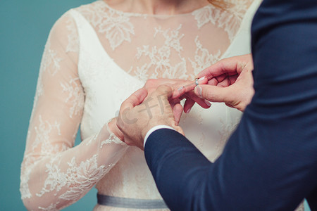 结婚登记摄影照片_新婚夫妇交换戒指，新郎把戒指戴在新娘的汉