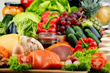蔬菜肉和水果摄影照片_有机食品包括蔬菜水果面包乳制品和肉