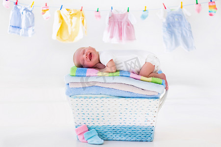 刚出生的婴儿在篮子里用毛巾