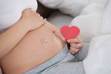 心脏痛摄影照片_孕妇与红色的心
