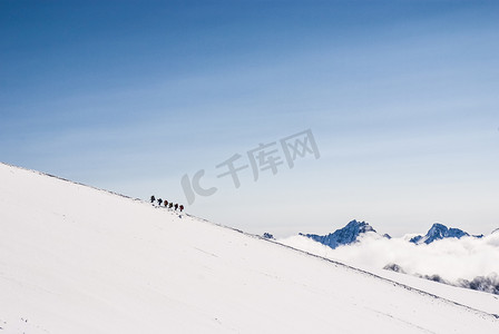 爬雪山顶上的登山者。线的梦想